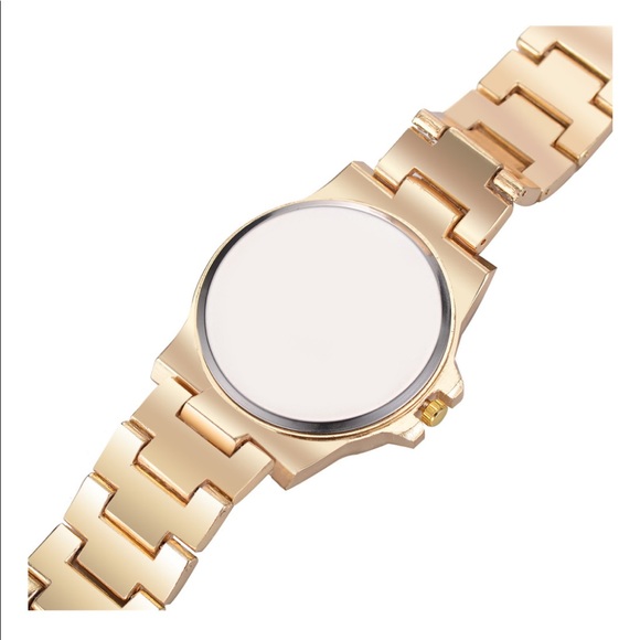 SOLD🎉Super BLING Iced Out Watch in Silver or Gold - Picture 4 of 8